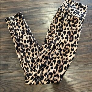 Victoria's Secret Sport Leopard Print Leggings Total Knockout with pockets